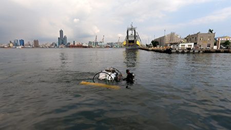國立中山大學開發的臺灣第一艘「MIT迷你型潛艇」，在中信造船廠區水下5公尺首度完成「載人入艙」潛行系統測試及「固定深度航行」測試。
