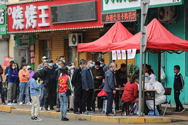 9月22日，黑龍江哈爾濱民眾排隊接受病毒核酸檢測。（STR/AFP via Getty Images）