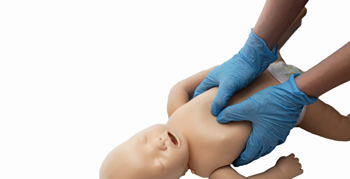 加州警察进行心肺复苏 窒息婴儿捡回一命