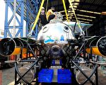 全国首艘迷你潜艇 “载人入舱”潜行成功