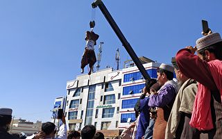 塔利班在城市廣場用吊車懸掛屍體示眾
