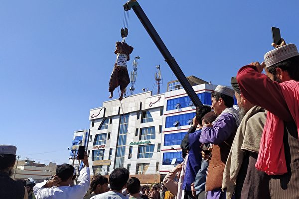 塔利班在城市广场用吊车悬挂尸体示众