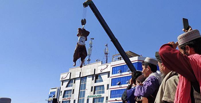 塔利班在城市广场用吊车示众罪犯尸体