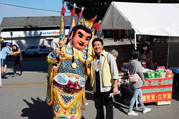 图：展现台湾庙会文化的天金堂庙会，9月25日至26日浓重推出，吸引了温哥华各界民众与政要前来观赏娱乐。（天金庙会主办方提供）