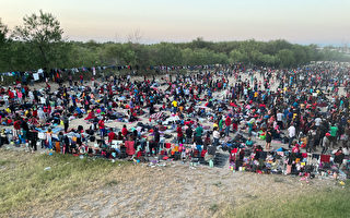 拜登政府向境內數萬非法移民發出庭通知