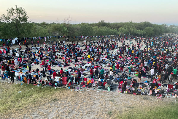 拜登政府向境内数万非法移民发出庭通知