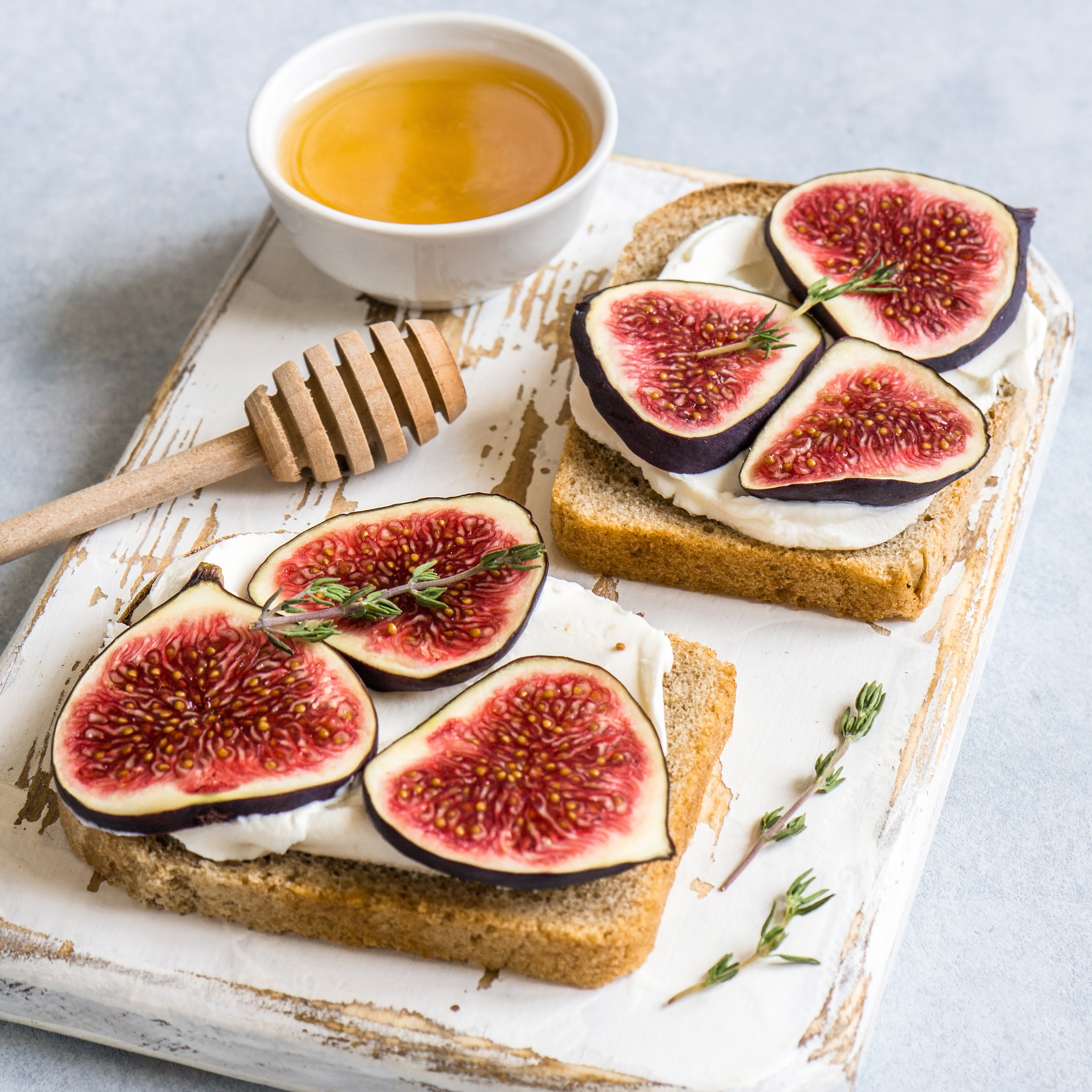 快速早餐：全麥吐司淋上蜂蜜，再夾瑞可塔乳酪（Ricotta Cheese）和無花果切片。(Shutterstock)