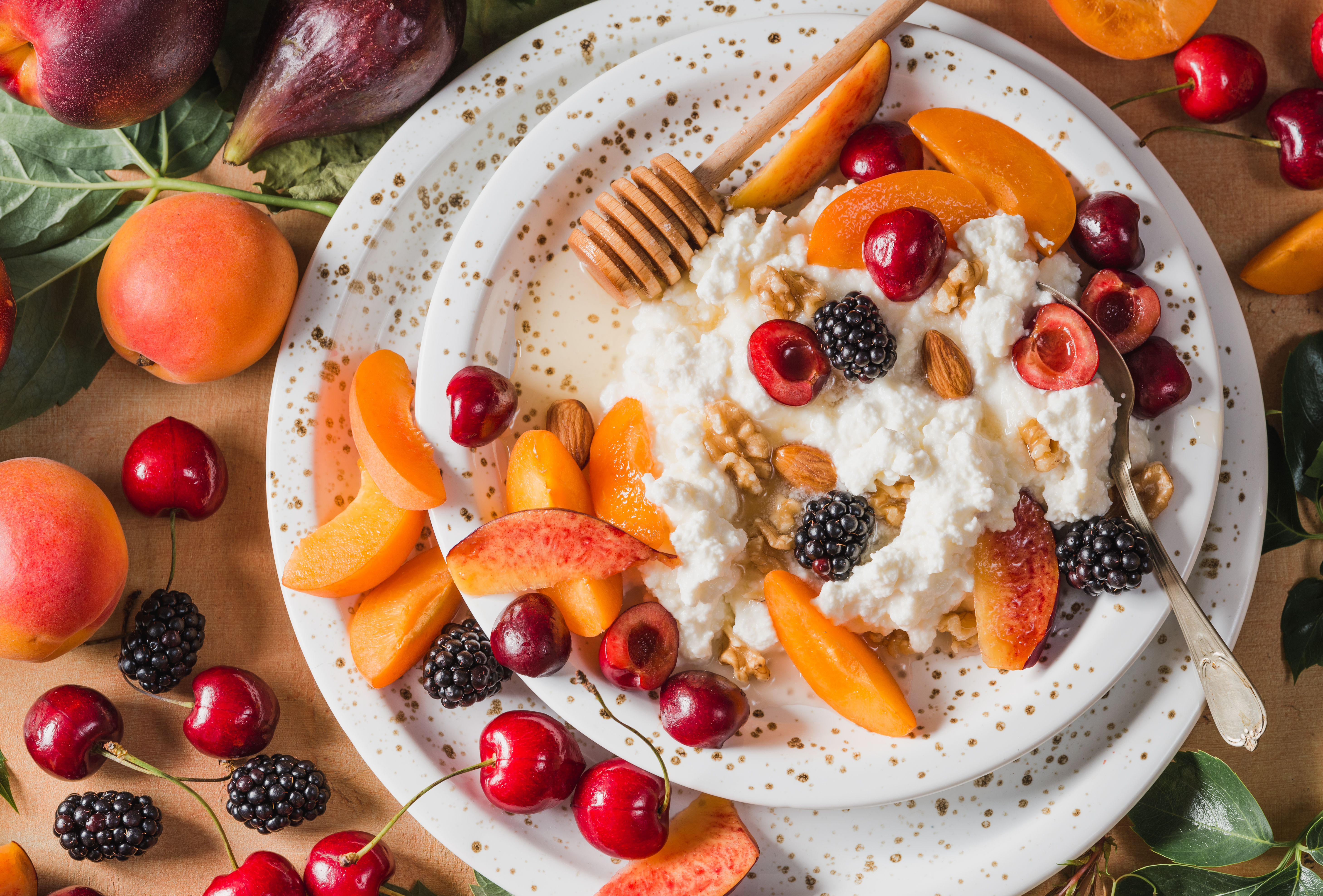 一碗茅屋乳酪（Cottage Cheese）加上各種莓果，是最佳的抗氧化早餐。(Shutterstock)