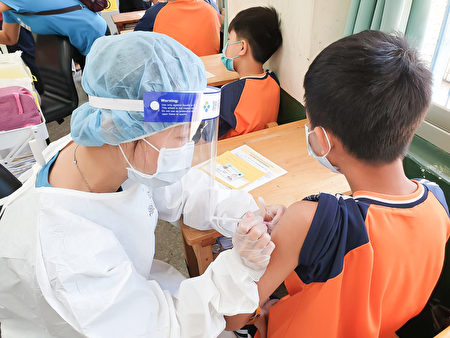 30日由联新国际医院团队为校内1,399位同学接种疫苗。
