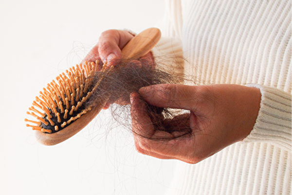 掉发与微血管变少有关，5个饮食方法可提升血管力。(Shutterstock)