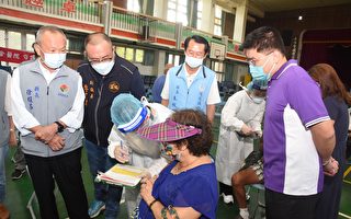 苗县长视察接种站 至9月底疫苗覆盖率达61.08％