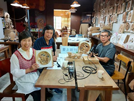 「愛上新竹」節目，訪問木雕藝術家蔡楊吉（右）。