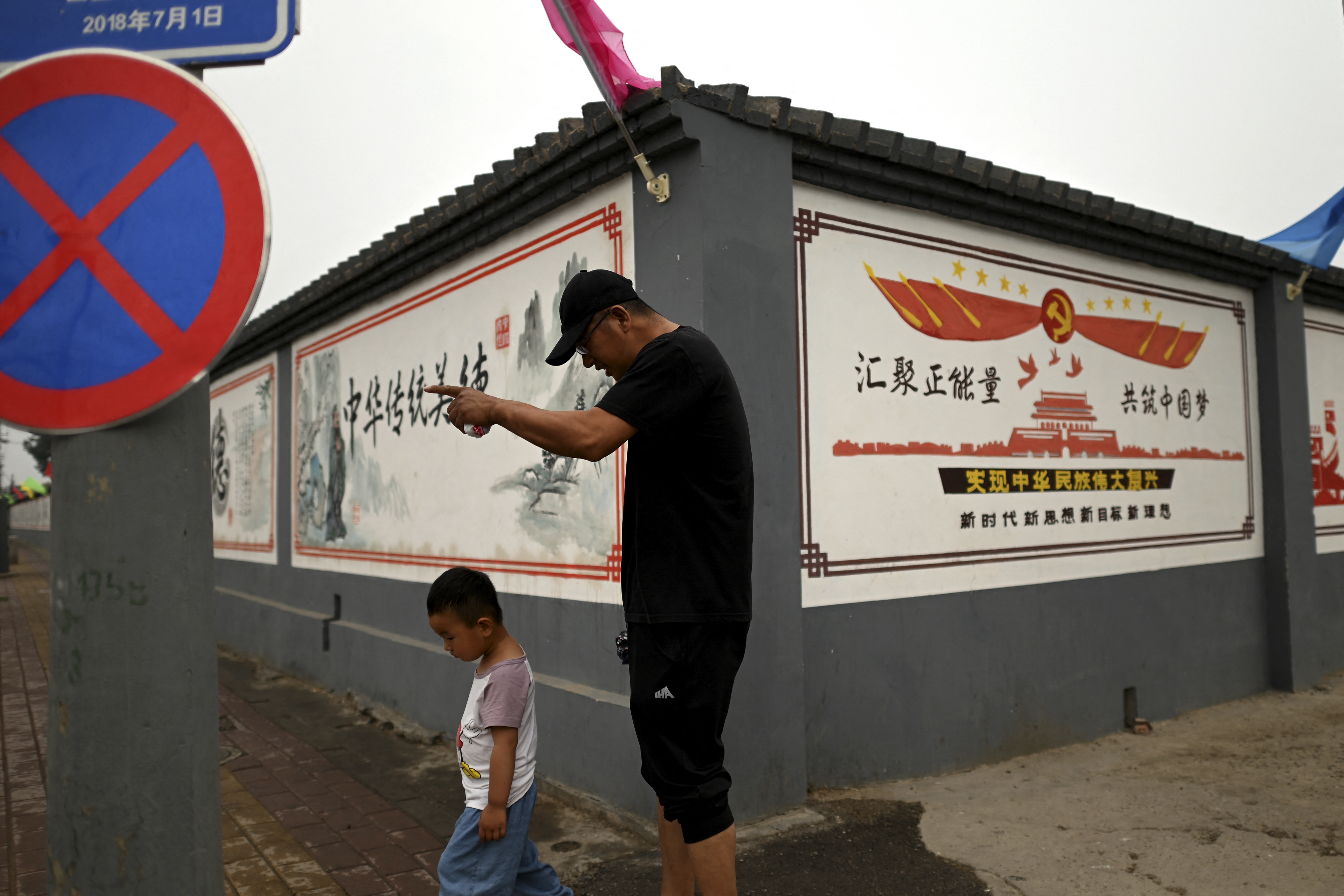 中共將中華文化的這棵大樹從佛家和道家的土壤中連根拔起,移到了無神論的土壤中。表面上中國社會好像仍保持著傳統,實質上已被移花接木了。圖為2021年6月9日北京街頭宣傳黨慶。(Noel Celis / AFP)