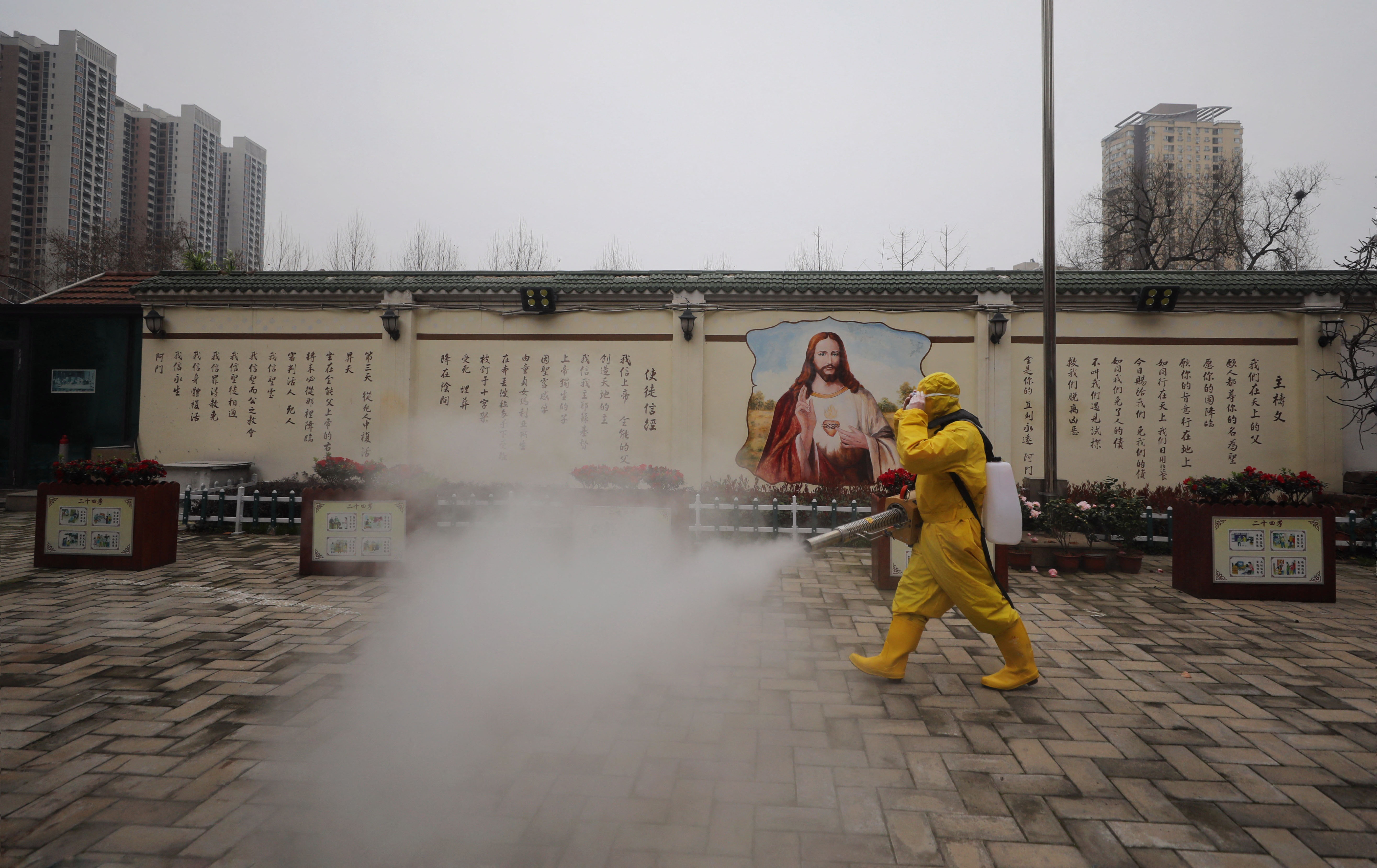 隨著神州大地上的宗教迫害節節升高，中共病毒釀成世紀大瘟疫。上帝的鞭子已高高揚起，在酷烈的迫害和謊言之後，中共將被摧毀。2020年3月6日湖北省武漢市漢口救世堂進行防疫消毒。（STR / AFP）