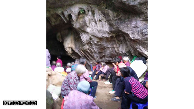 老年信徒在岩洞裡聚會。（寒冬雜誌https://zh.bitterwinter.org/）
