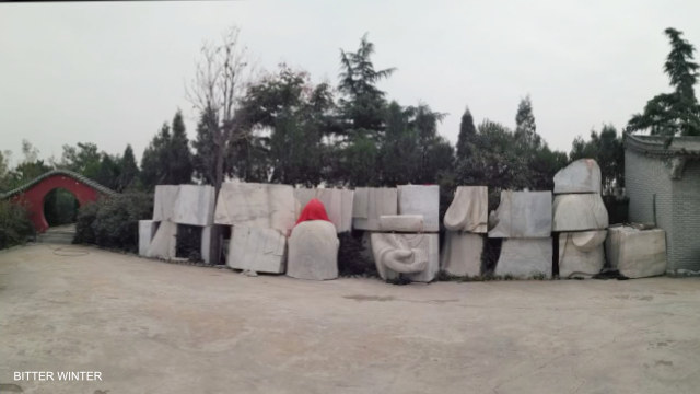 2018年10月1日，河南省荥阳市民族宗教事务委员会以“违章建筑”为由，勒令7天内拆除老君堂村18米高的“老子造像”。下图是塑像被肢解后的一个个石块。（寒冬杂志https://zh.bitterwinter.org/）