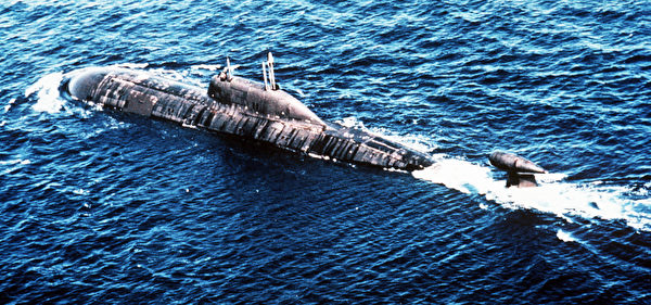 俄罗斯的阿库拉级攻击潜艇。（STR/AFP via Getty Images）