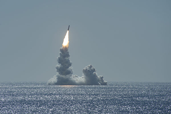 2020年2月12日，美国俄亥俄级弹道导弹潜艇USS Maine（SSBN 741）在加利福尼亚州圣地亚哥海岸试射了三叉戟II（D5LE）导弹。（美国海军）