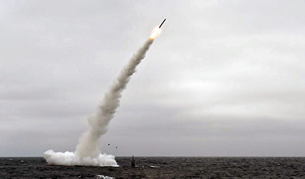 2018年6月27日，洛杉矶级攻击潜艇安纳波利斯号（SSN 760）在南加州沿海试射了一枚战斧对地攻击导弹。（美国海军）