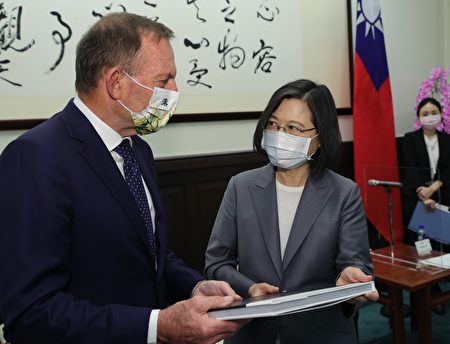 總統蔡英文（右）7日在總統府接見澳洲前總理艾伯特（左）。艾伯特表示，如果台灣可以加入「跨太平洋夥伴全面進步協定（CPTPP）」，就更得以彰顯民主價值，「希望現在的會員國都能夠支持台灣申請加入」。