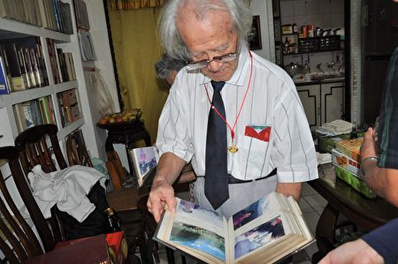 凤山百岁人瑞王德展示亲自拍摄的欧洲旅游照片。