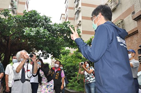 凤山百岁人瑞王德永为高雄市长陈其迈拍照，以供留念。