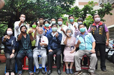 高雄市长陈其迈（前右3）拜访凤山百岁人瑞王德永（前左3），王爷爷家人与在地议员、社区里长一同庆祝重阳敬老节。