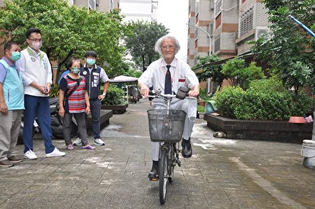 凤山百岁人瑞王德永宝刀未老骑单车。