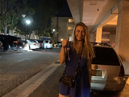 在洛杉矶的酒店，捷克著名女主持人、女演员Veronika Petrova遇到车队，她对车队表达支持。