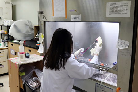 長庚大學新興病毒感染研究中心以更科學、快速的方式辨識檢驗病毒株，進而開發抗病毒藥物。