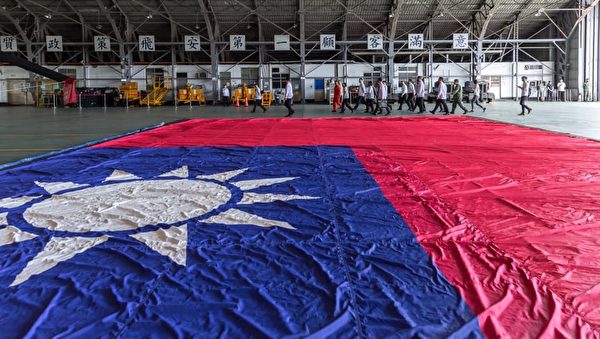 双十国庆将至 蔡英文合影史上最大国旗赞气势