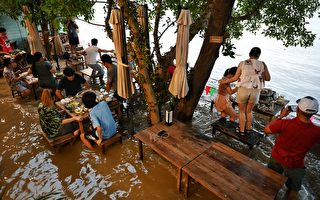 组图：泰国洪水肆虐 水岸餐厅因祸得福爆红