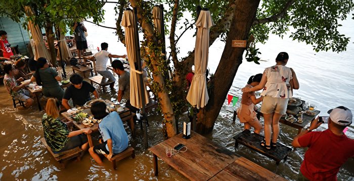 组图：泰国洪水肆虐 水岸餐厅因祸得福爆红