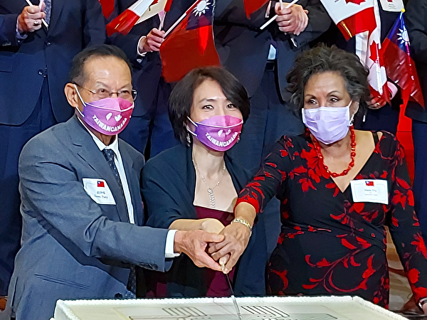 Picture: Director Liu and his wife cut the cake with Congressman Hedy Fry.  (Qiu Chen/The Epoch Times)