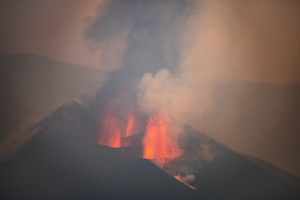西班牙拉帕尔马岛火山再爆发 灾损初估逾亿