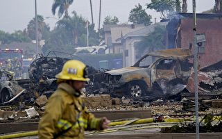 加州小型飞机坠落民居 至少4死伤两房屋焚毁