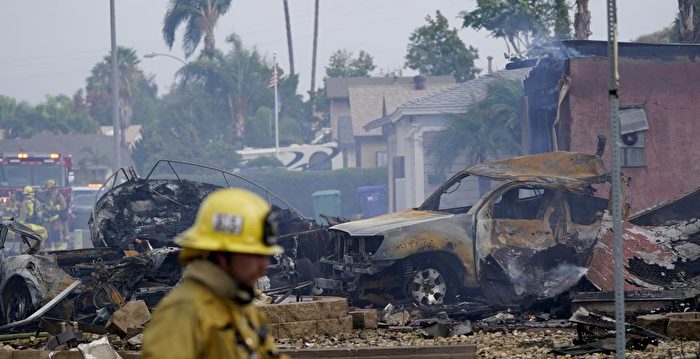 加州小型飞机坠落民居 至少4死伤两房屋焚毁