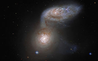 星系華爾茲：哈勃望遠鏡拍到星系合併景象