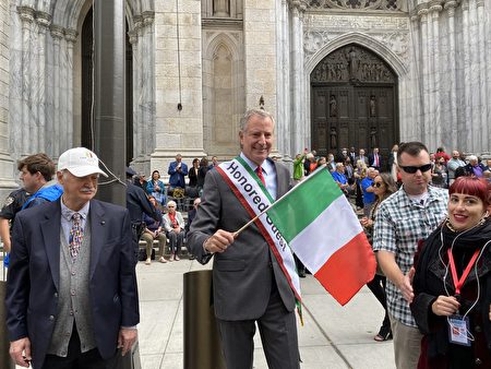 纽约市长白思豪10月11日参加了一年一度的哥伦布日游行。