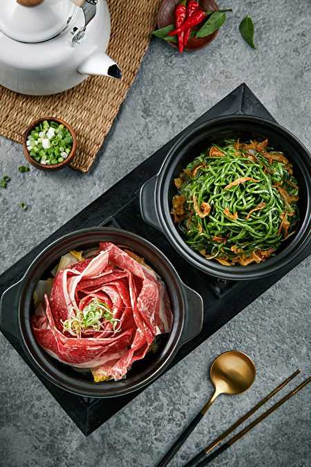 “鲜烫玫瑰牛汤”拥有华美的玫瑰花造型，上菜还有专人淋汤桌边服务。