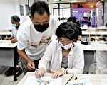 设计师返乡教阿公阿嬷速写 画出家乡特色