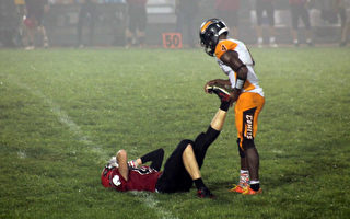 高中橄欖球員場上幫助受傷對手 照片網上瘋傳