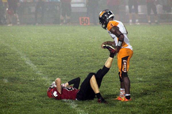 高中橄欖球員場上幫助受傷對手 照片網上瘋傳
