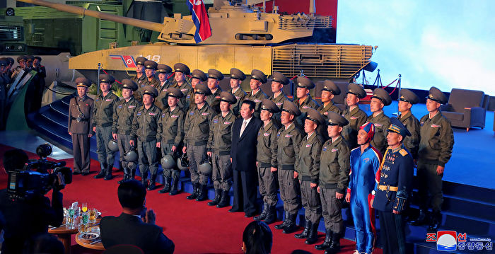 朝鲜火箭人? 蓝衣男子比金正恩更抢镜头