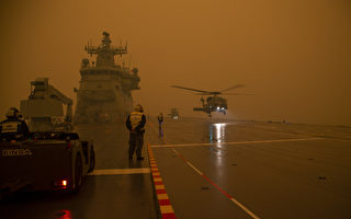 澳海军直升机海上迫降 机组人员安全逃生