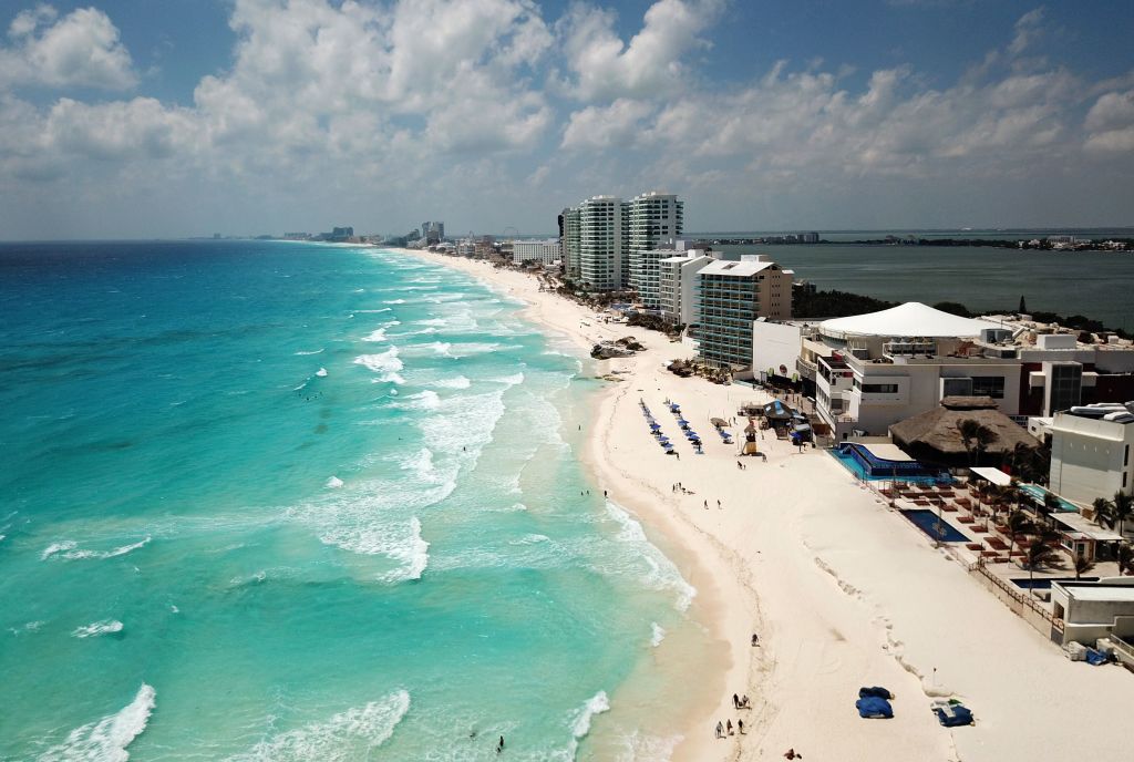 圖為墨西哥度假勝地坎昆（Cancun）的海灘。(ELIZABETH RUIZ/AFP via Getty Images)