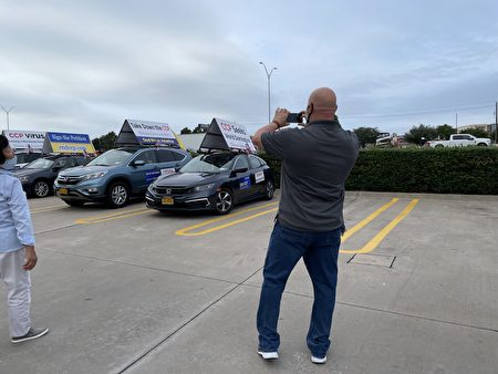 德州普莱诺市（Plano）的超市员工Mes，在超市停车场遇到End CCP车队，对着车队拍照。