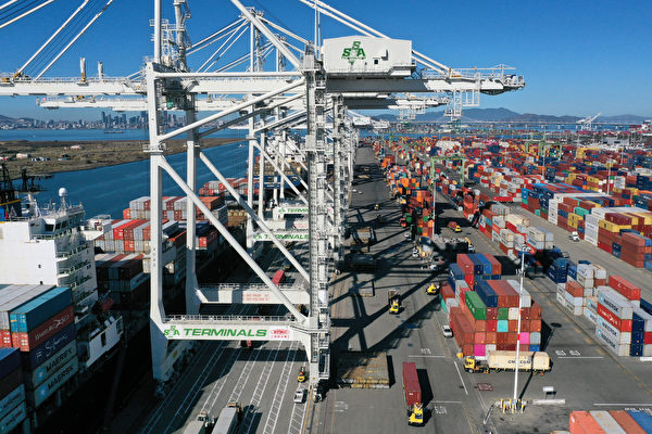 應對全球供應鏈危機 奧克蘭港啟用4台大型吊車