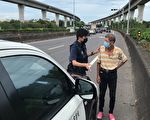 6旬老翁步行國道驚魂  平鎮警獲報緊急協助