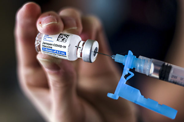 最新研究发现，疫情的升降与疫苗接种率没有直接相关。(Michael Ciaglo/Getty Images)